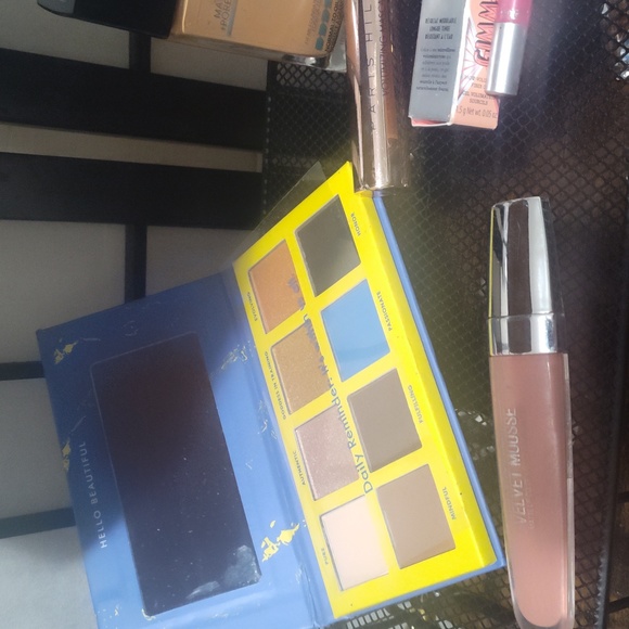 Makeup bundle - Picture 2 of 3